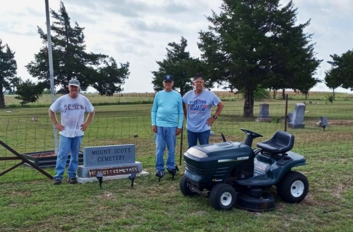 Southwest Oklahoma Chapter Helps Restore Abandoned Cemetery