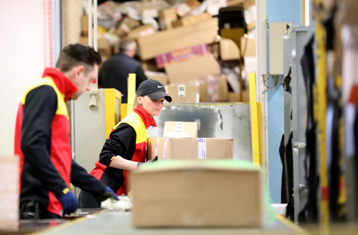 Shipping Gifts Overseas? Check Out These Holiday Mail Deadlines