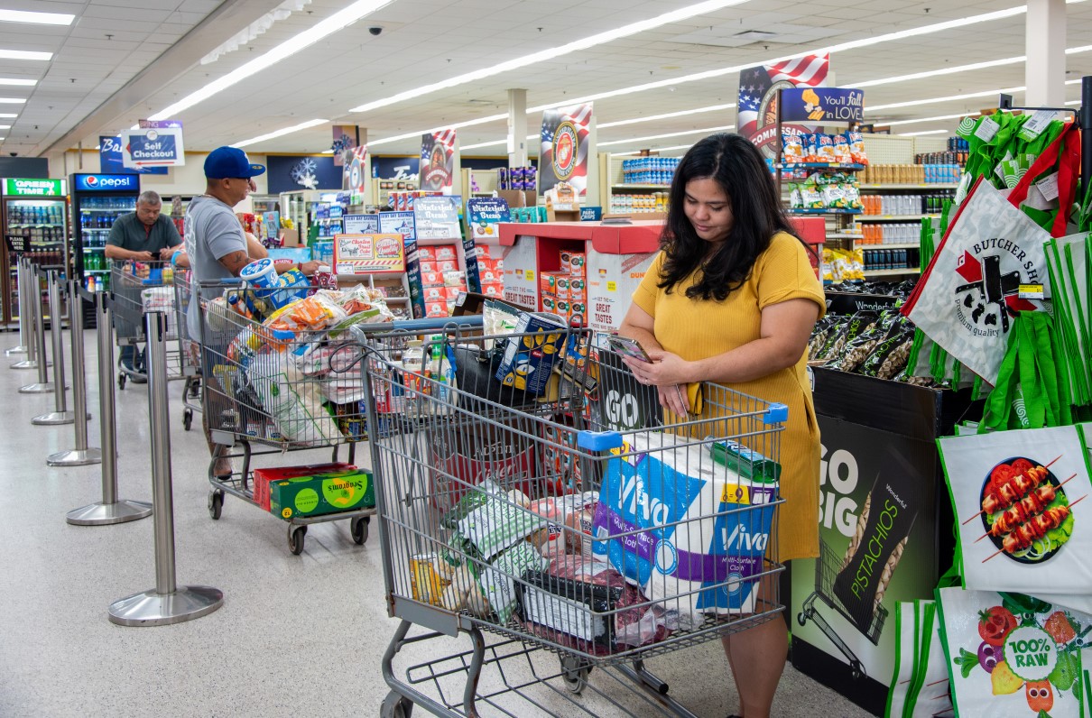 Commissaries Begin to Phase Out Single-Use Shopping Bags
